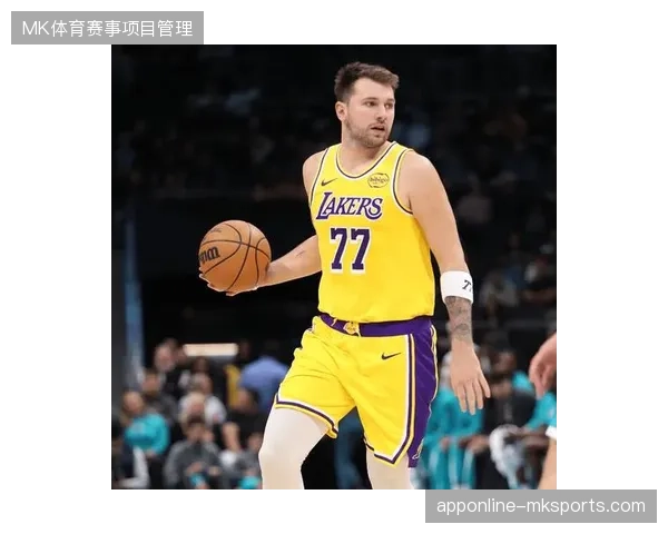 卢卡·东契奇上半场独得25分击溃绿军防线，攻防一体表现回应外界质疑